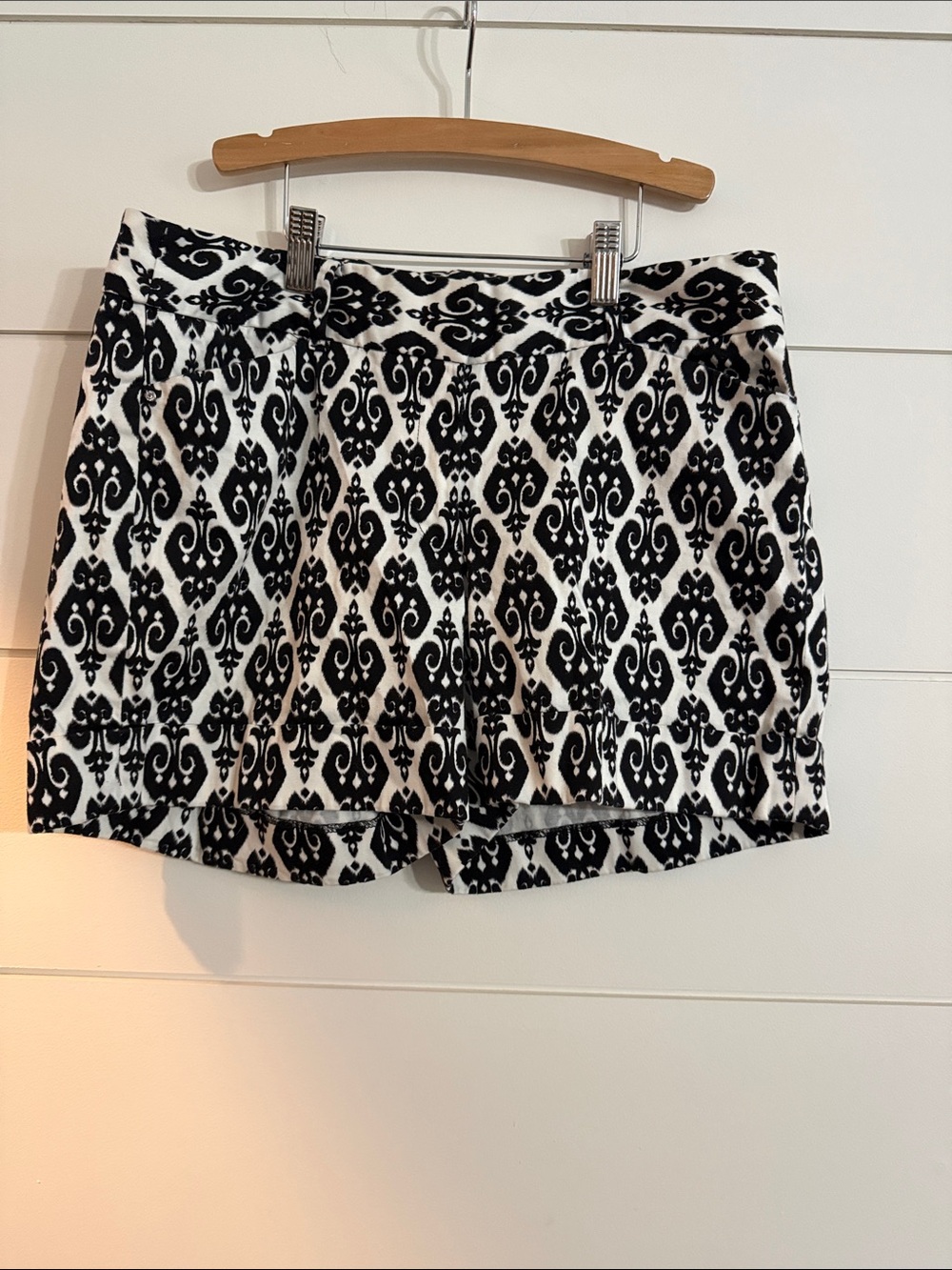 White House Black Market Black and White Ikat Damask Print tailored shorts